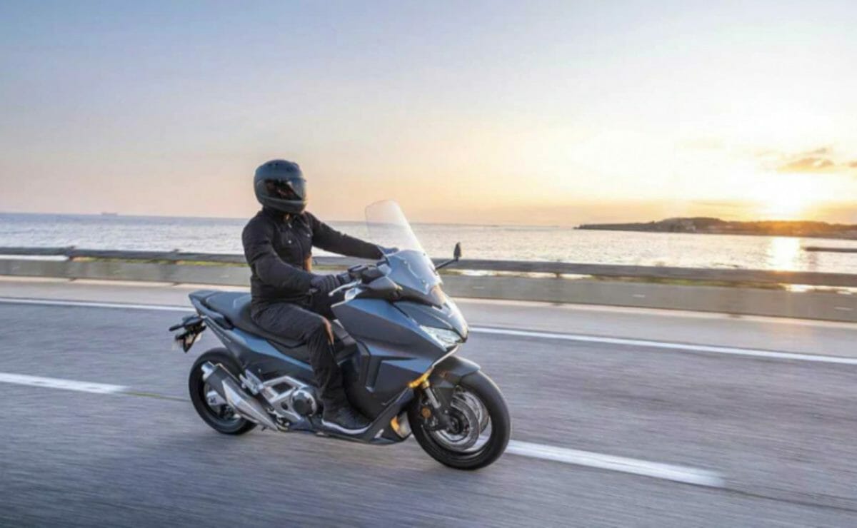 honda forza  action shot e