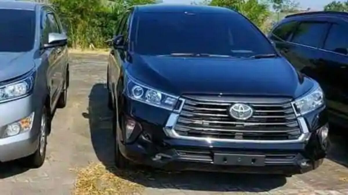 Toyota Innova Crysta facelift teaser (1) Toyota Innova Crysta facelift teaser (1)