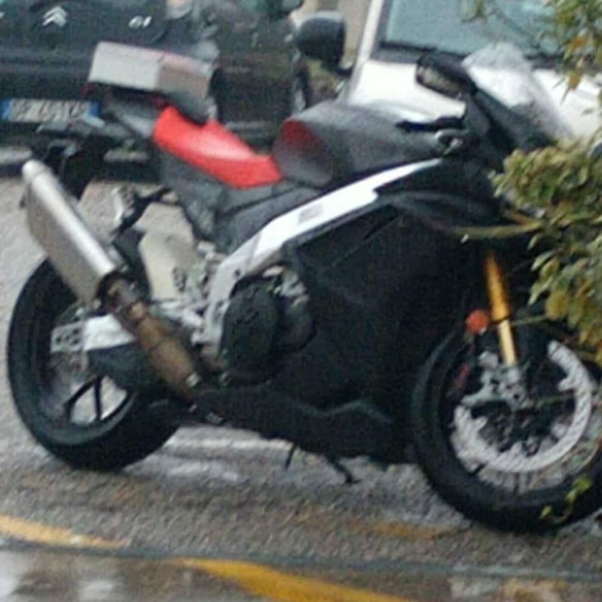 Aprilia RSV4 spied (1) Aprilia RSV4 spied (1)