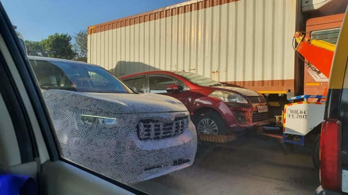 2021 Mahindra XUV500 spied again (1)