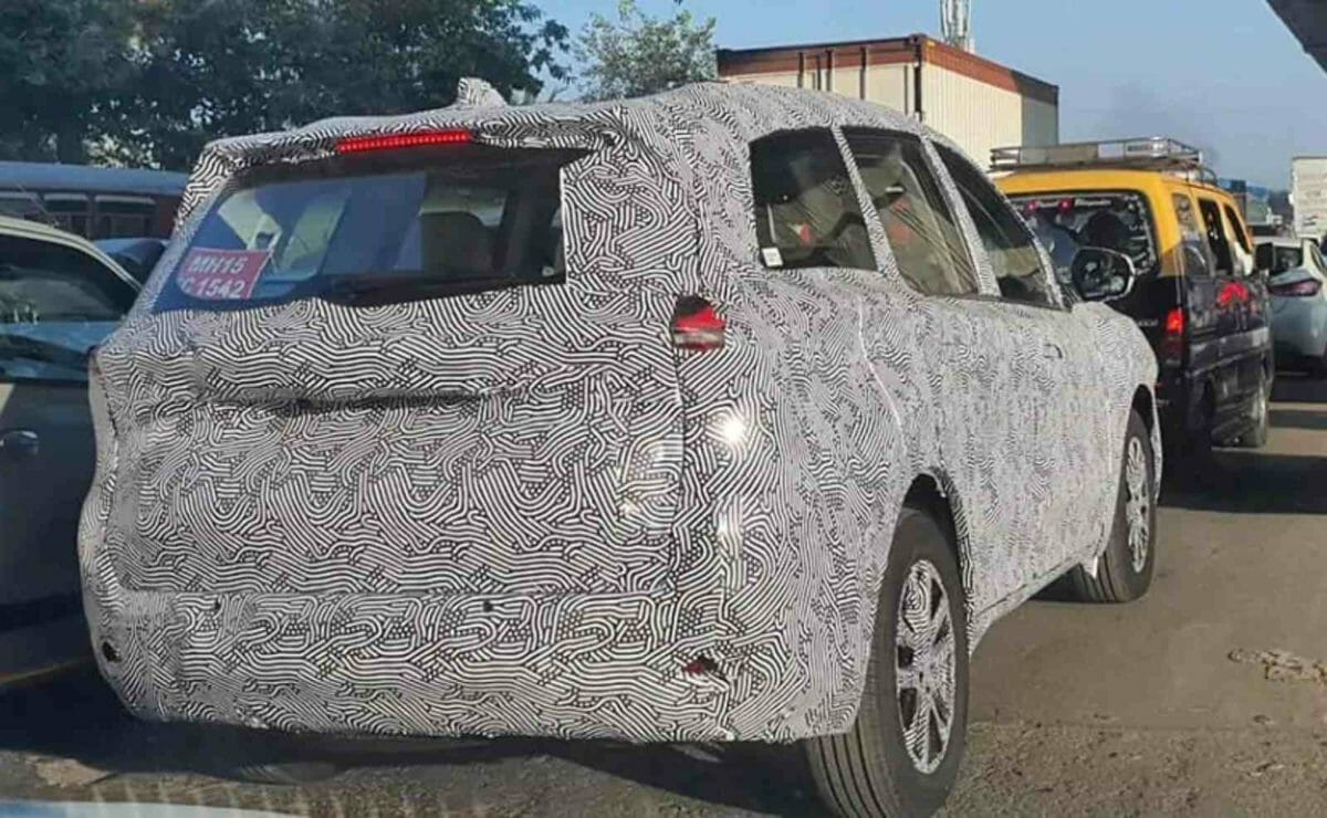 2021 Mahindra XUV500 spied again (2)