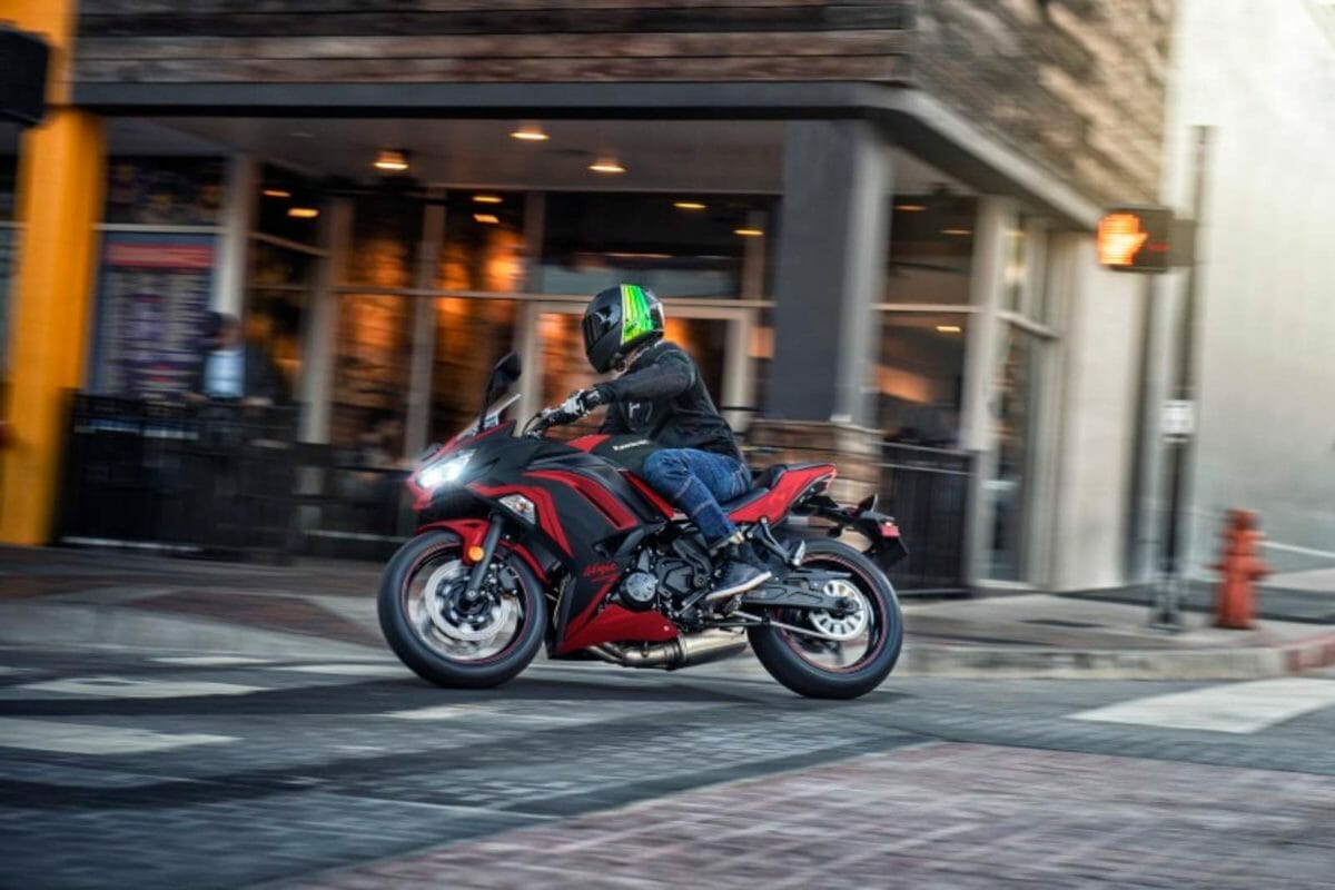 Action, Ninja¨ 650 ABS Action, Ninja¨ 650 ABS