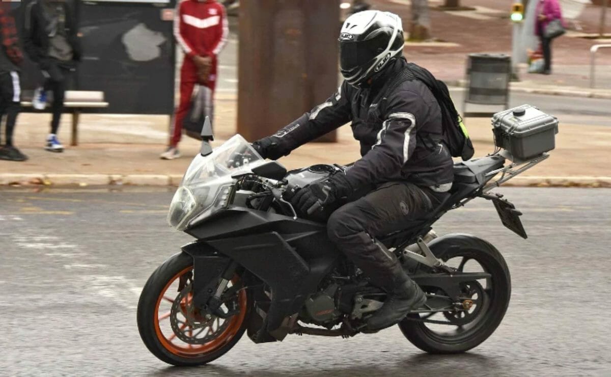 KTM RC 125 spied testing (1)