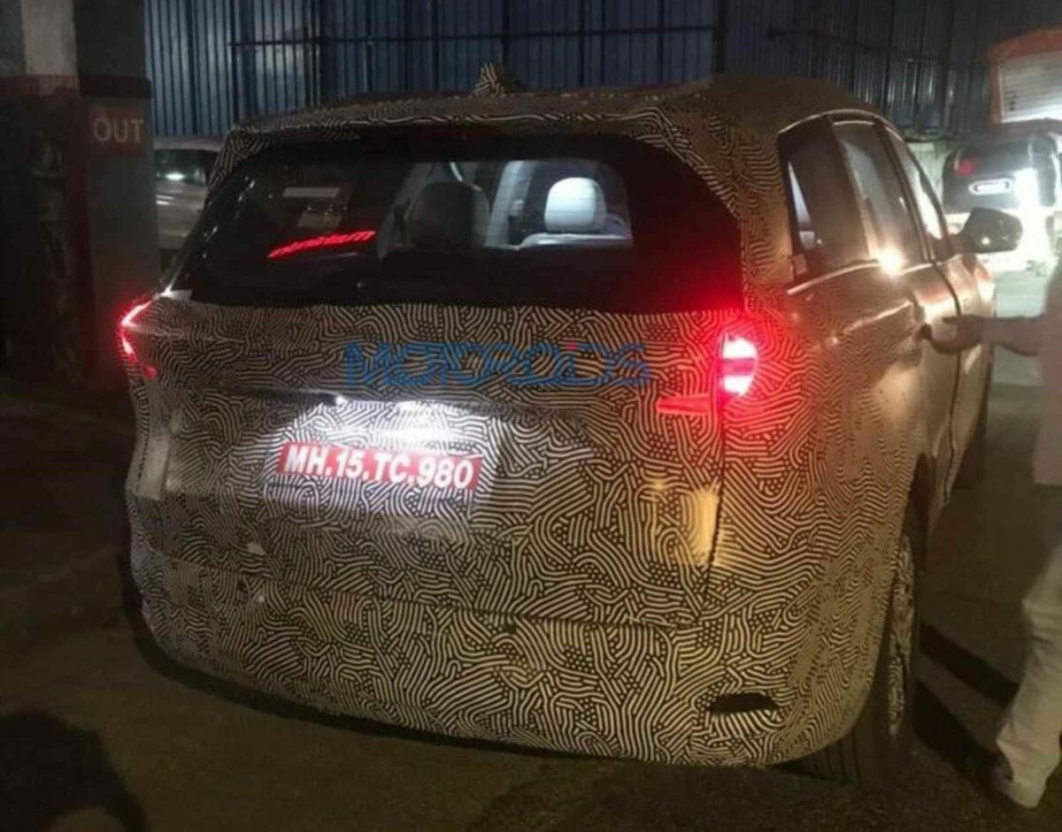 Mahindra XUV 500 spied (1)