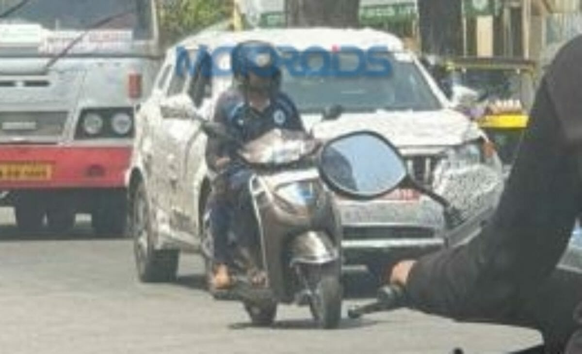 Mahindra XUV500 spied (2)