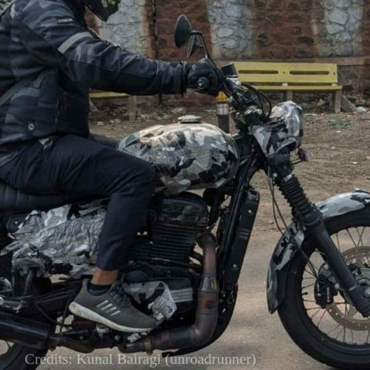 Yezdi scrambler spied (1)