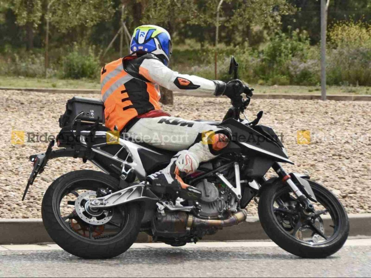 2022 KTM Duke 390 spied (1)