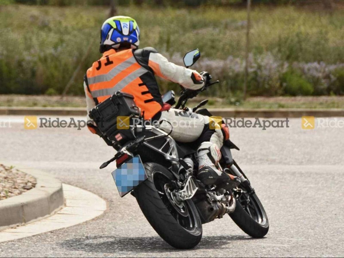 2022 KTM Duke 390 spied (2)