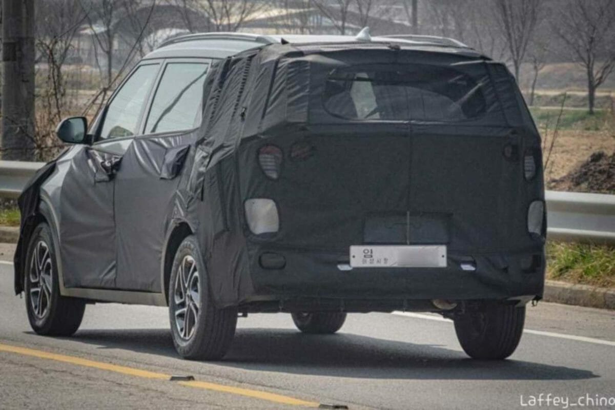 Kia KY MPV spied (1)