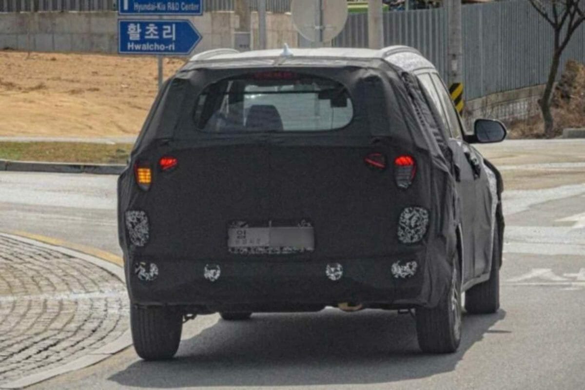 Kia KY MPV spied (2)