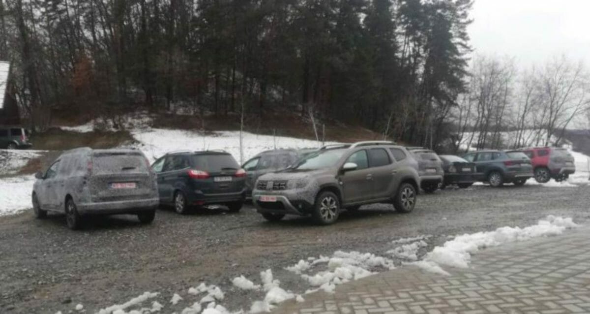 Renault Duster Dacia 7 seater spied (2)