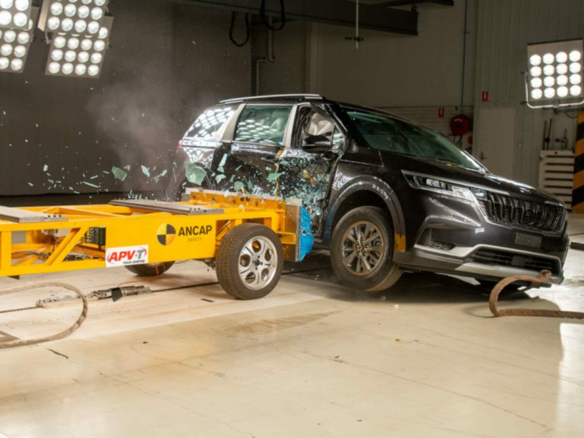 Kia carnival crash test (2)