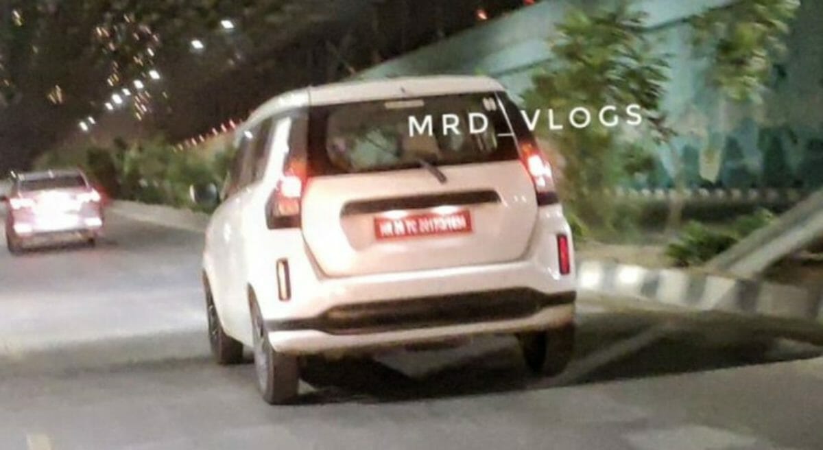 Toyota Wagonr Maruti XL5 Spied (1)