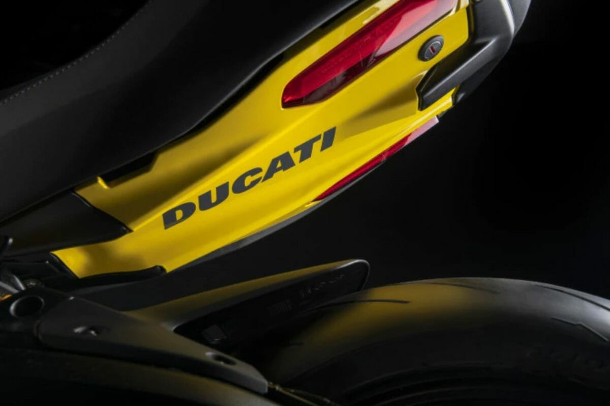 Ducati Diavel Black and steel (1)