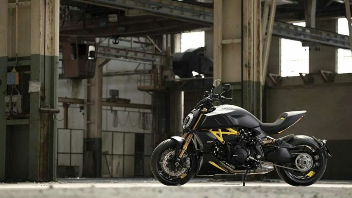 Ducati Diavel Black and steel (2)