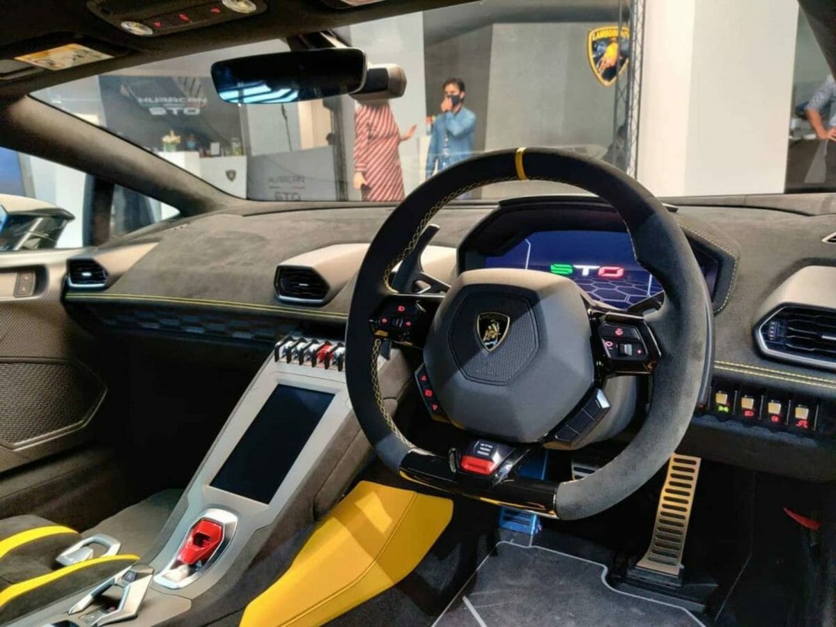 Lamborghini Huracan STO interior