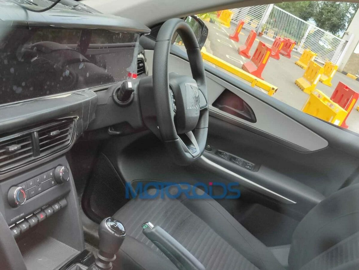 Mahindra XUV700 spied (1)