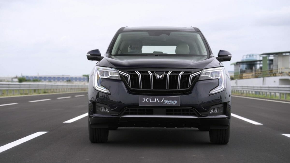 mahindra xuv700 black front