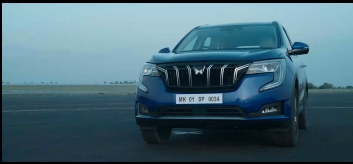 mahindra xuv700 blue front