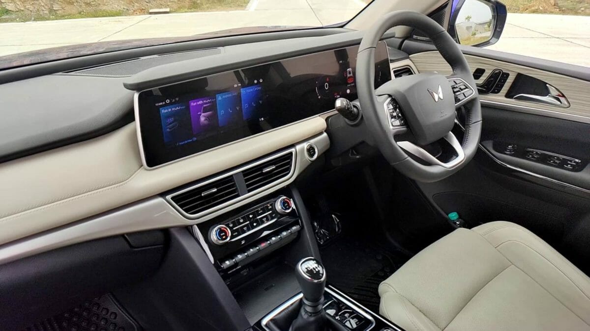 mahindra xuv700 review dashboard