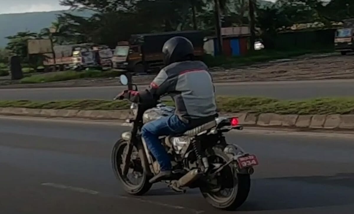 Yezdi Roadking Spied (1)