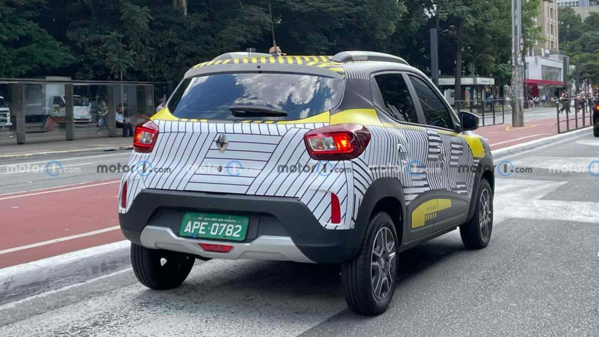 Renault Kwid i-Tech flagrado na traseira do Brasil