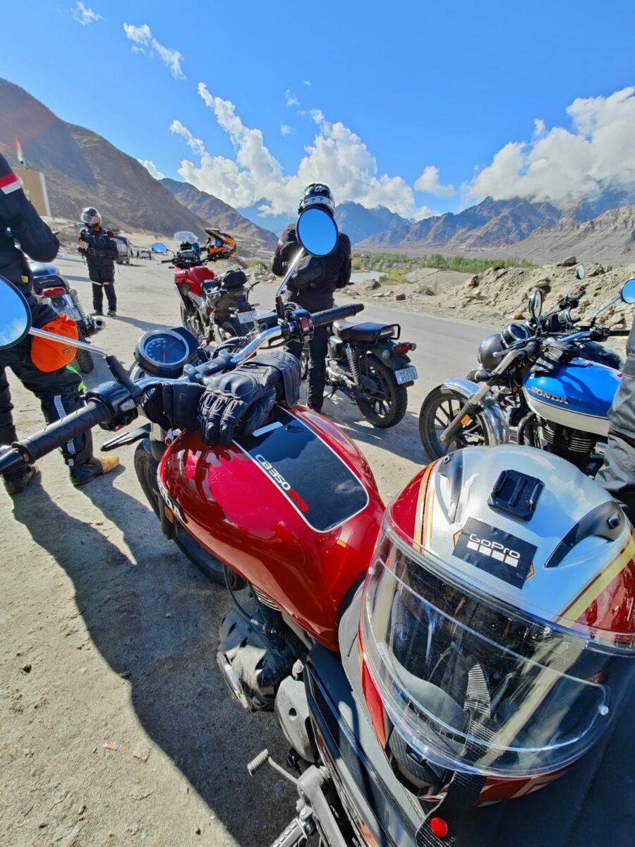 En route Chang La Leh, Honda Sunchasers