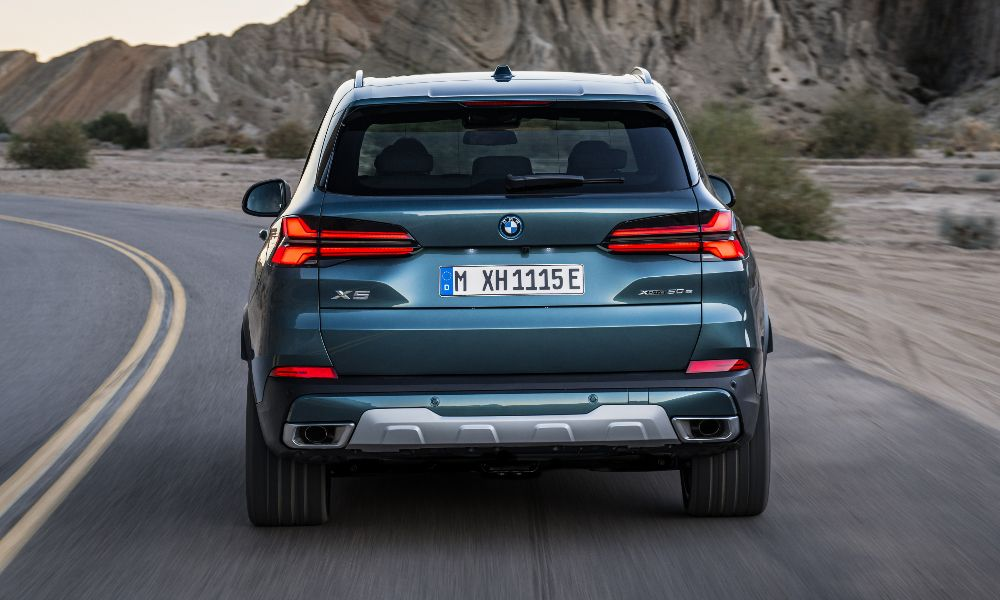 The rear profile of the new 2023 BMW X5 facelift