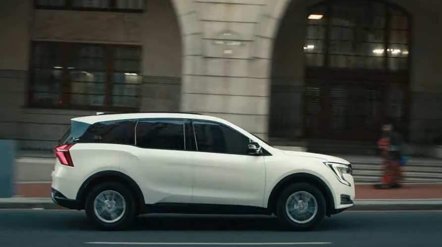 Mahindra XUV700 AX5 Select